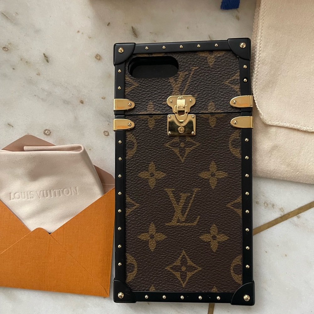 Louis Vuitton Monogram Canvas Eye-Trunk For iPhone 9